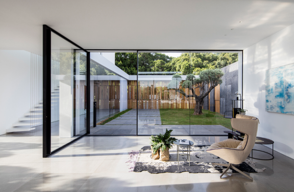 Arsitektur minimalis dengan dinding kaca yang luas